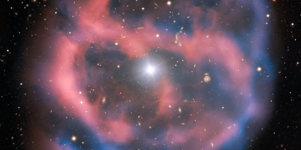 De zwakke gloed van de planetaire nevel ESO 577-24 zal niet lang standhouden – ongeveer 10.000 jaar, een oogwenk naar astronomische begrippen. 