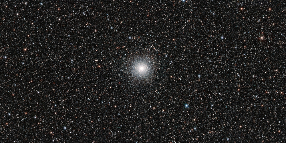 Deze opname van de VLT Survey Telescope van de ESO-sterrenwacht op Paranal, in het noorden van Chili, toont de bolvormige sterrenhoop M54