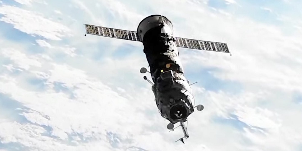 De Pirs module wordt samen met een Progress bevoorradingstuig losgemaakt van het ruimtestation. 