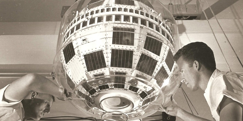 Ingenieurs leggen de laatste hand aan de Telstar 1 communicatiesatelliet
