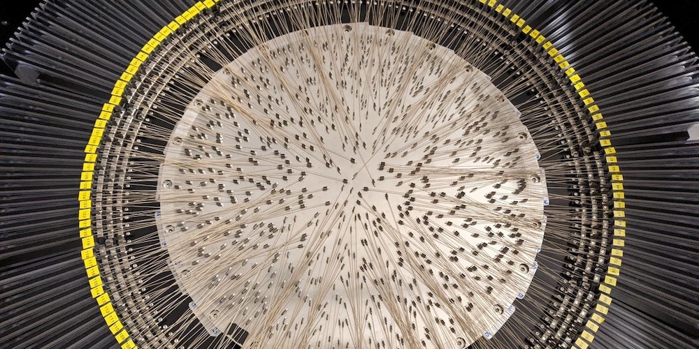 Close-up van het hart van WEAVE. 700 van de 950 glasvezels zijn minutieus gepositioneerd door twee robots die zich buiten beeld bevinden. De gele ring is ongeveer 60 centimeter in diameter.