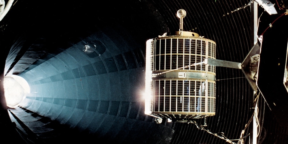 De ESRO 1 satelliet ondergaat in juli 1968 tests in het ESTEC testcentrum in Noordwijk