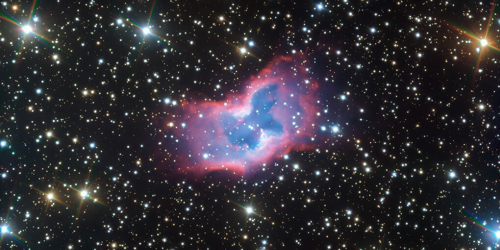 Deze zeer detailrijke opname van de magnifieke planetaire nevel NGC 2899 is gemaakt met het FORS-instrument van ESO’s Very Large Telescope in het noorden van Chili. 