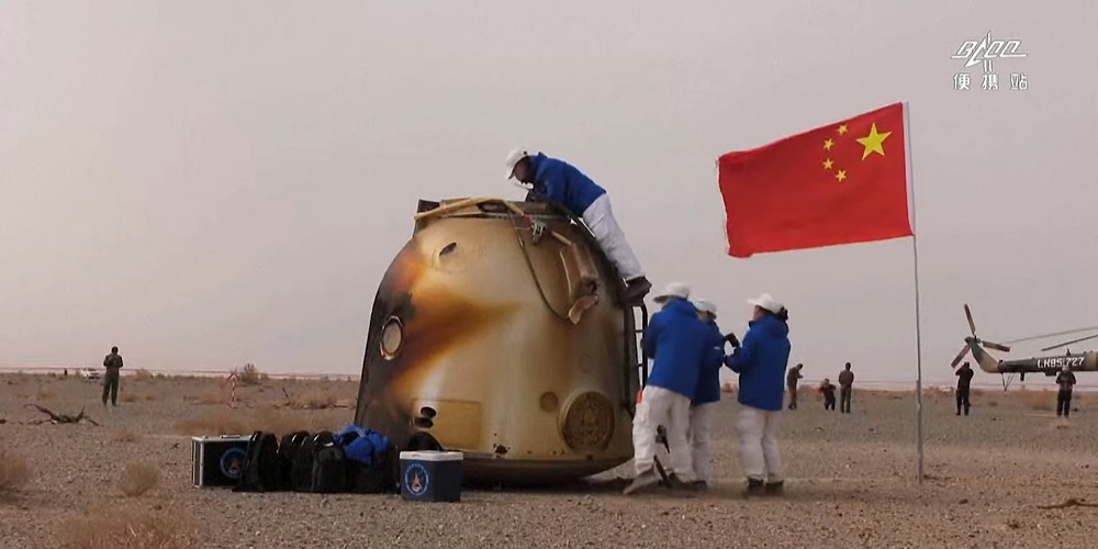 Landing van de Shenzhou 13 ruimtecapsule. 