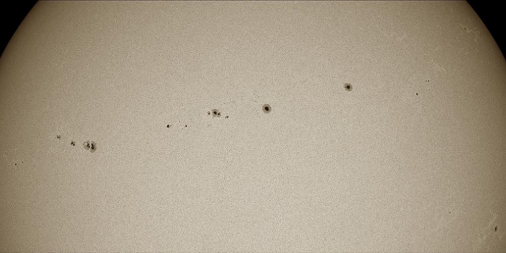 De Zon gezien door een telescope met zonnefilter