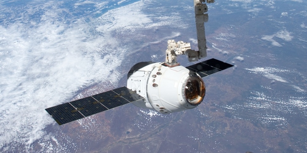 Het commerciële Dragon ruimtetuig in een baan om de Aarde