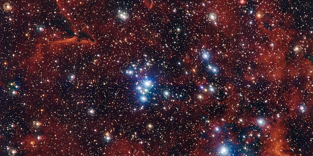 Dit oogstrelende beeld van een verzameling van kleurrijke sterren en gaswolken is vastgelegd met de Wide Field Imager (WFI), een camera van de 2,2-meter MPG/ESO-telescoop van de ESO-sterrenwacht op La Silla (Chili)