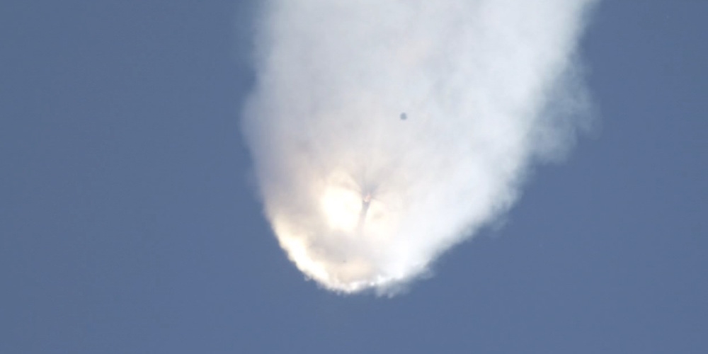 De Falcon 9 draagraket spat tijdens de lancering uit elkaar