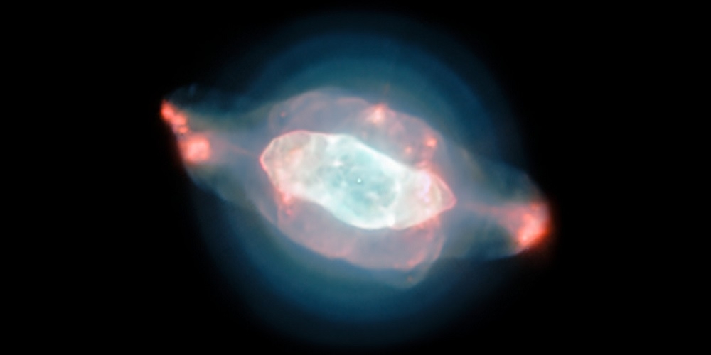 De spectaculaire planetaire nevel NGC 7009, oftewel de Saturnusnevel, doemt op uit de duisternis als een verzameling vreemd gevormde bellen in magnifieke tinten roze en blauw.