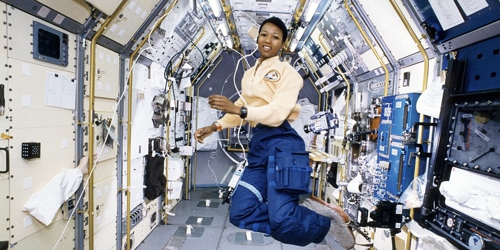 Astronaute Mae Jemison aan boord van het Spacelab ruimtelabo