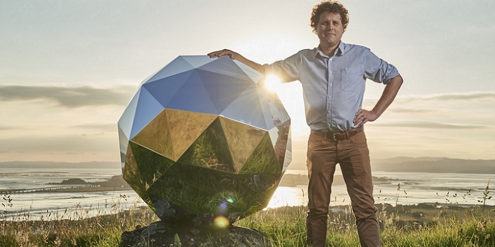 Peter Beck, oprichter van Rocket Lab bij zijn Humanity Star.