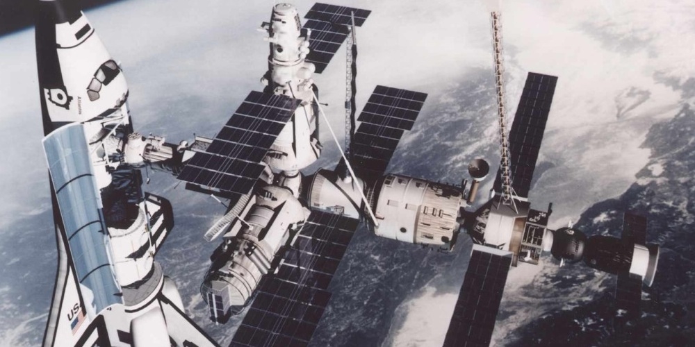 Artistieke impressie van een Amerikaanse Space Shuttle gekoppeld aan het Russische Mir ruimtestation