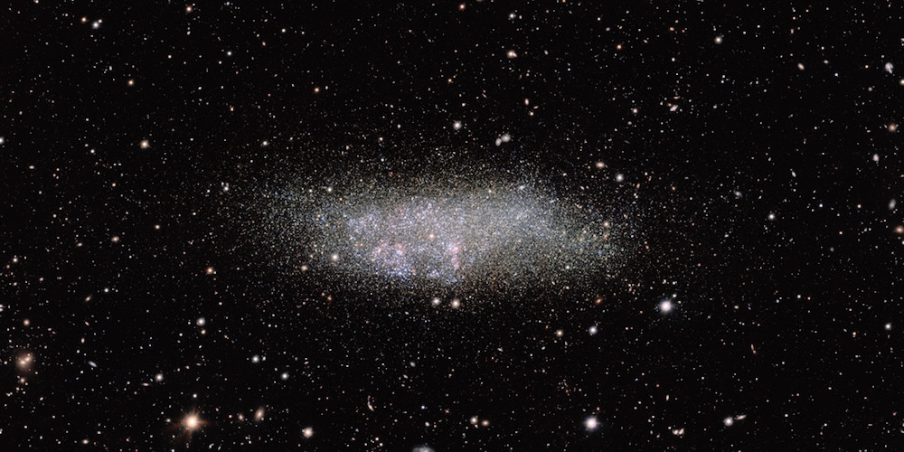 Deze foto, gemaakt met ESO’s OmegaCAM van de VLT Survey Telescope in Chili, toont een eenzaam sterrenstelsel dat bekendstaat als Wolf-Lundmark-Melotte of kortweg WLM
