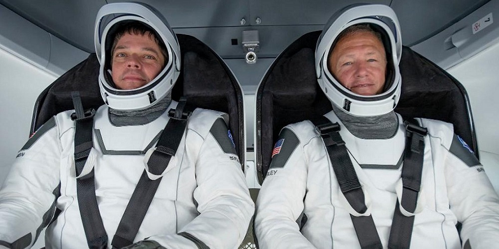 De twee Amerikaanse NASA-astronauten Robert Behnken en Douglas Hurley in de Crew Dragon ruimtecapsule. 