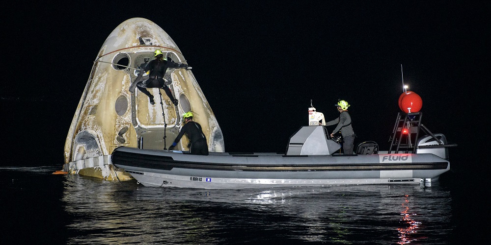 De Crew Dragon capsule kort na de landing in de Golf van Mexico. 