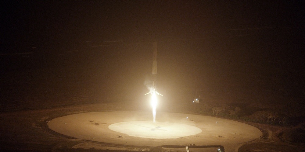De Falcon 9 onderste rakettrap landt na de lancering terug op Aarde
