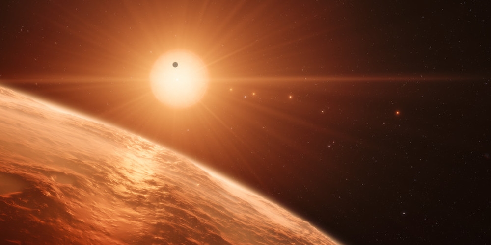 Deze artist’s impression toont het uitzicht vanaf het oppervlak van een van de planeten van het TRAPPIST-1-stelsel.