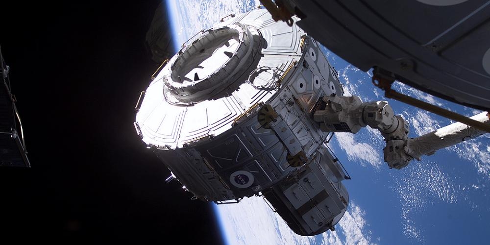 De Joint Airlock luchtsluis wordt bevestigd aan het internationale ruimtestation ISS.