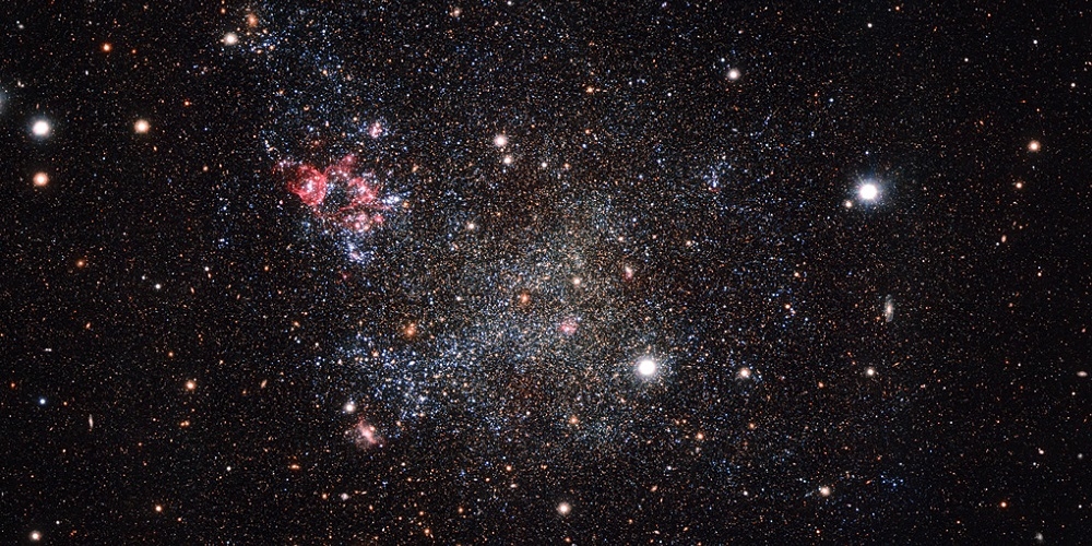 Deze foto, gemaakt met de OmegaCAM-camera van ESO’s VLT Survey Telescope in Chili, toont het buitengewoon schone, kleine sterrenstelsel IC 1613