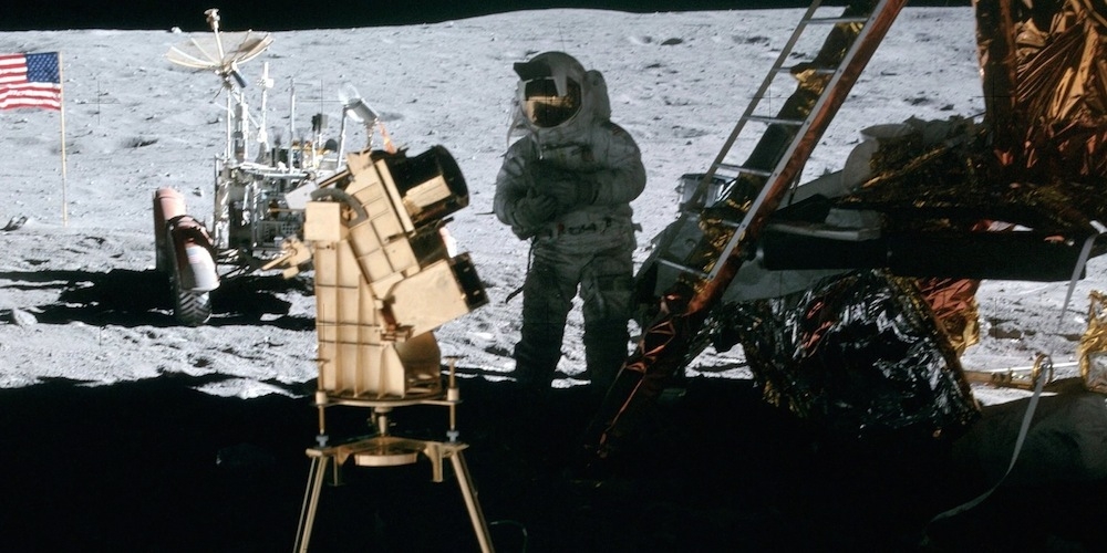 De goudkleurige UV camera/spectrograaf staat als een miniatuur observatorium in de schaduw van de Apollo 16 Lunar Module
