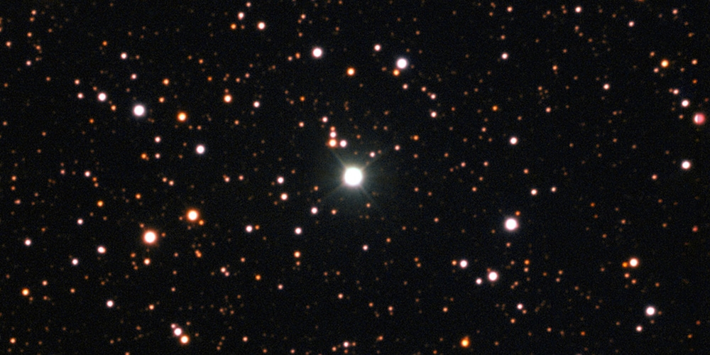 Deze foto, gemaakt met de New Technology Telescope van de ESO-sterrenwacht op La Silla, toont Nova Centauri 2013 in juli 2015 – de heldere ster in het midden van de foto