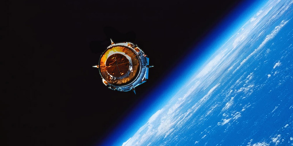 De TDRS-satelliet wordt uitgezet in een baan om de aarde.