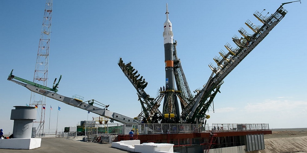 De Sojoez raket met de Sojoez TMA-13M ruimtecapsule staat klaar op het lanceerplatform