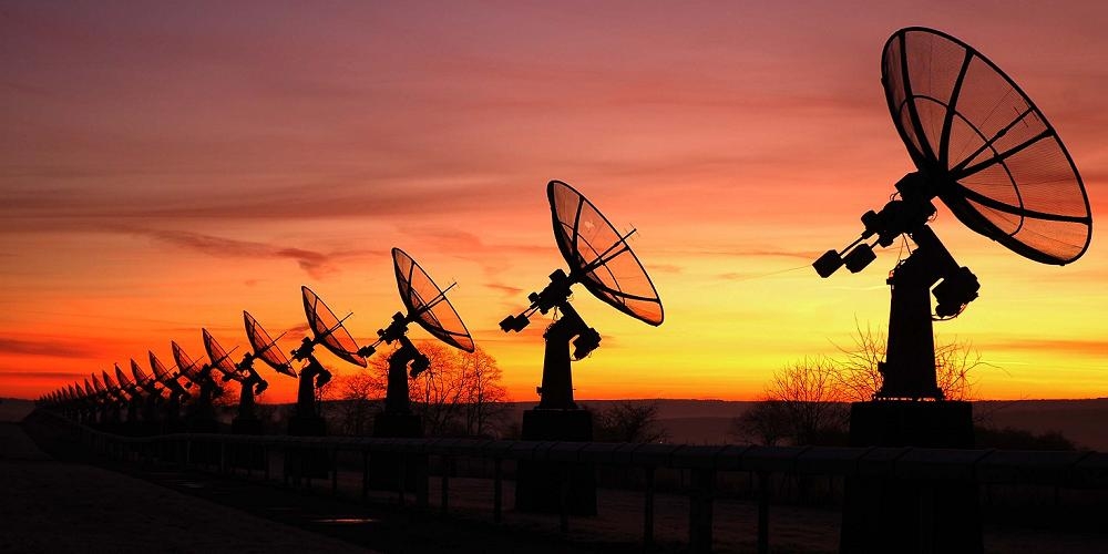 Radio telescopen bij zonsopgang.