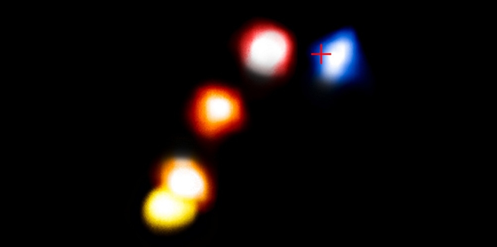 Deze compositiefoto toont de beweging van de stofrijke wolk G2 tijdens zijn nadering en passage van het superzware zwarte gat in het centrum van de Melkweg