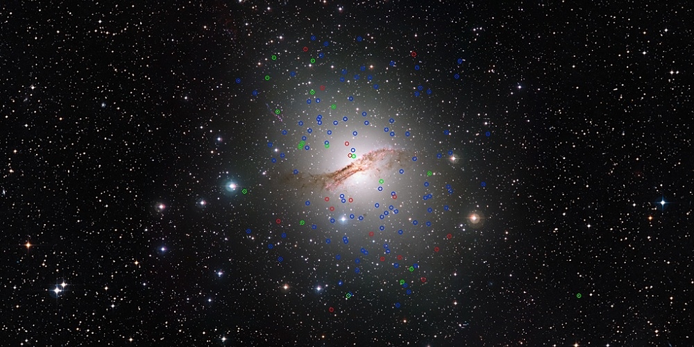 Het kolossale elliptische sterrenstelsel NGC 5128 (ook bekend als Centaurus A) is met een afstand van ongeveer 12 miljoen lichtjaar het meest nabije stelsel in zijn soort