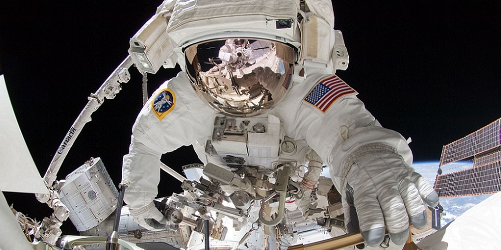 Een Amerikaanse astronaut tijdens een ruimtewandeling