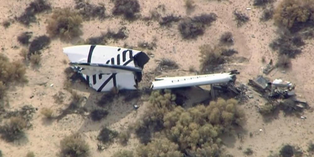 Brokstukken van het uit elkaar gespatte SpaceShipTwo