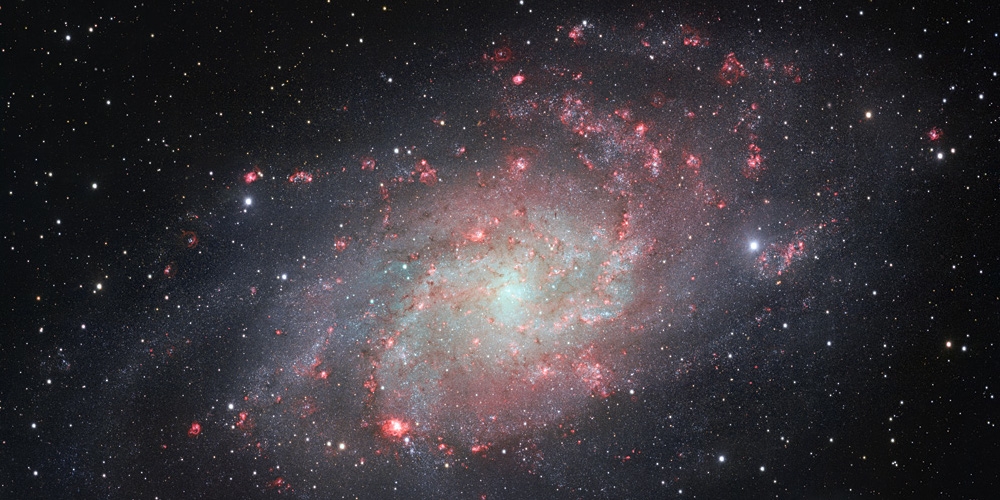 De VLT Survey Telescope (VST) van de ESO-sterrenwacht op Paranal, Chili, heeft een indrukwekkend detailrijke opname gemaakt van het sterrenstelsel M33, dat ook wel het Driehoekstelsel wordt genoemd