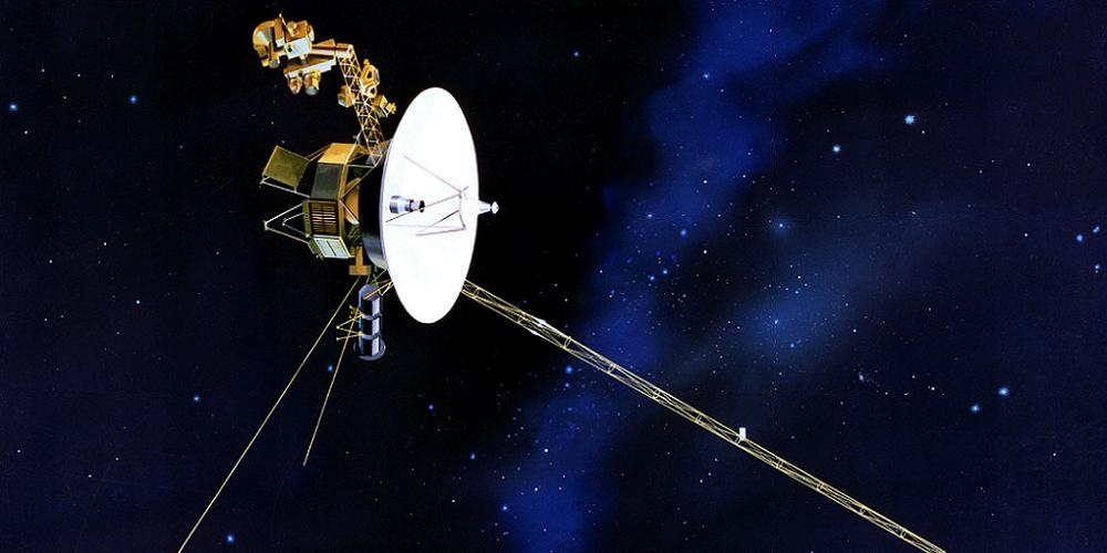 Artistieke impressie van de Voyager 1 ruimtesonde in de ruimte