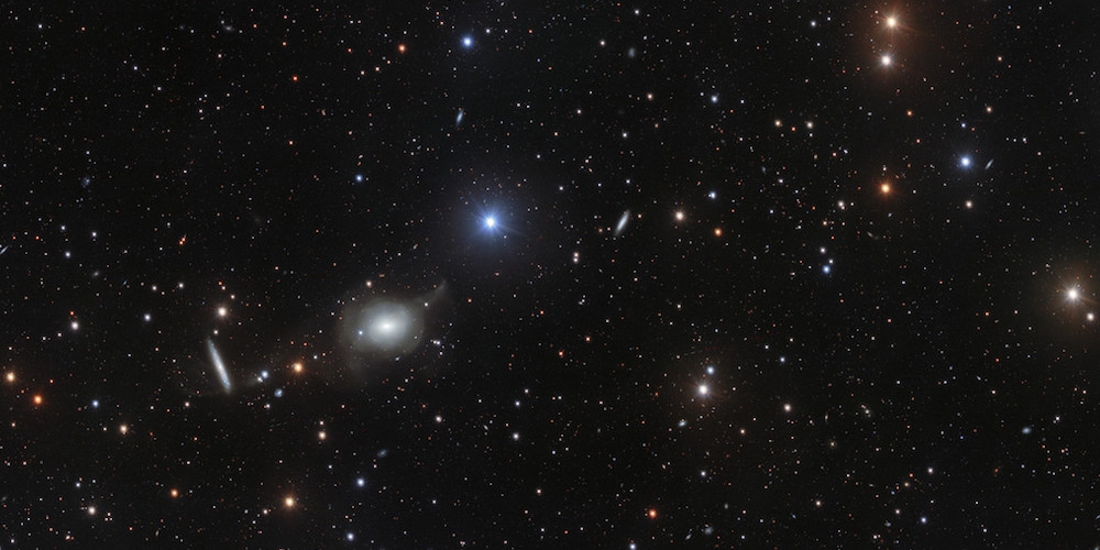 Deze diepe opname van het hemelgebied rond het elliptische sterrenstelsel NGC 5018 geeft een spectaculair beeld van ijle stromen van sterren en gas. 