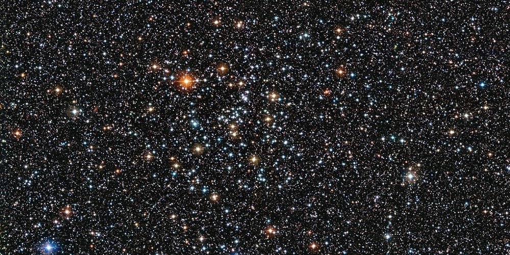Dit rijke tapijt van kleurrijke sterren – de sterrenhoop IC 4651 – is vastgelegd met de Wide Field Imager, de camera van de 2,2-meter MPG/ESO-telescoop van de ESO-sterrenwacht op La Silla (Chili)