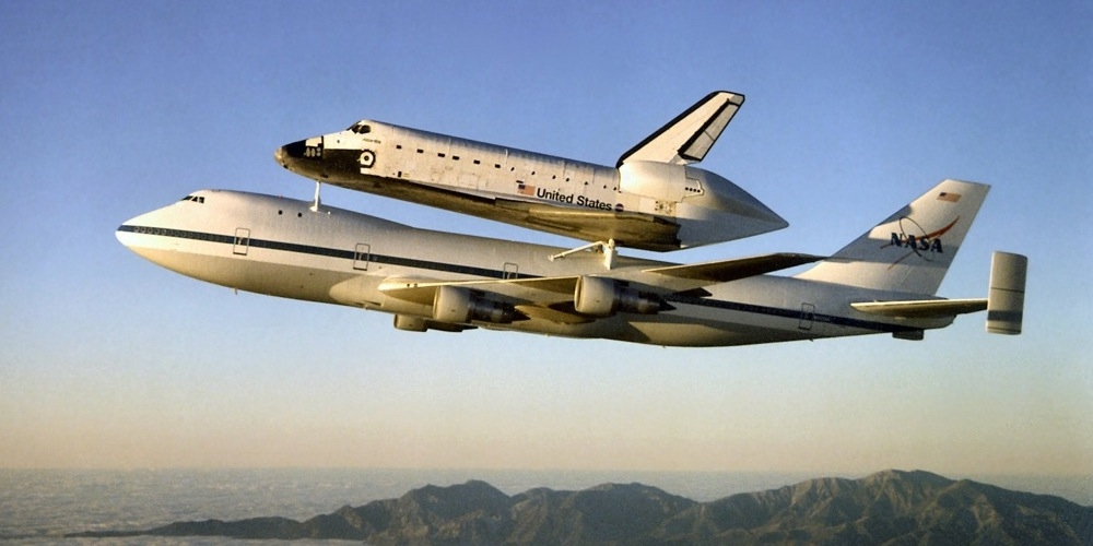 Het ruimteveer Atlantis op de rug van een Shuttle Carrier Aircraft