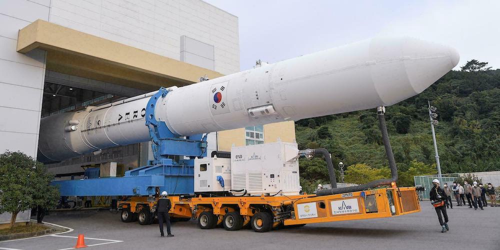 De Zuid-Koreaanse Nuri raket wordt naar het lanceerplatform gebracht.