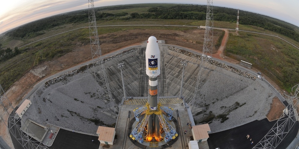 Een Sojoez draagraket staat klaar op de Europese lanceerbasis in Frans-Guyana