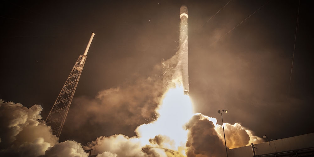 Lancering van de Falcon 9 draagraket met aan boord de twee communicatiesatellieten 