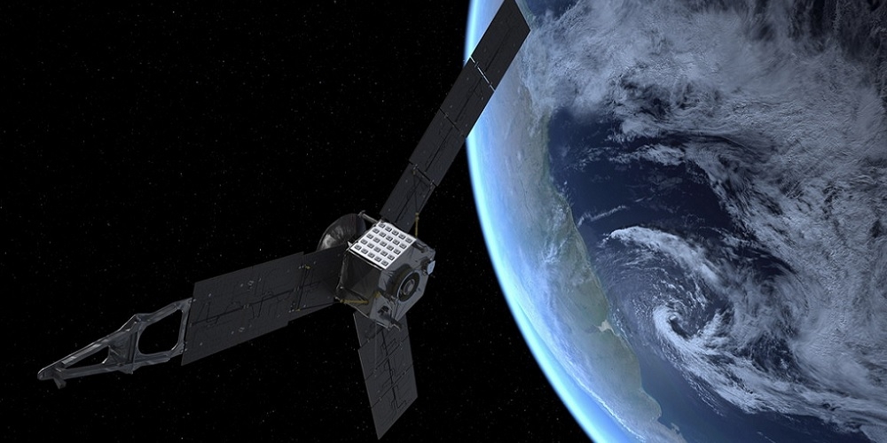 Artistieke impressie van de Juno ruimtesonde die langs de Aarde vliegt