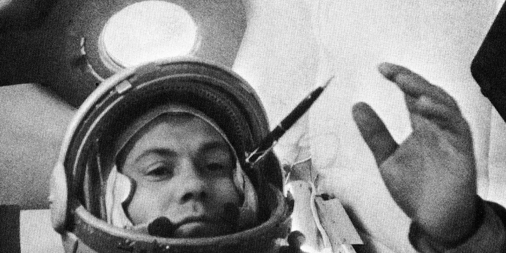 Kosmonaut Popovich aan boord van zijn Vostok 4 ruimtecapsule