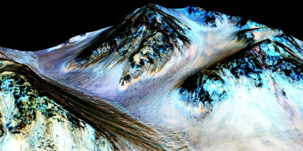Ingekleurde 3D-afbeelding van een foto die NASA's Mars Reconnaissance Orbiter (MRO) maakte van berghellingen.