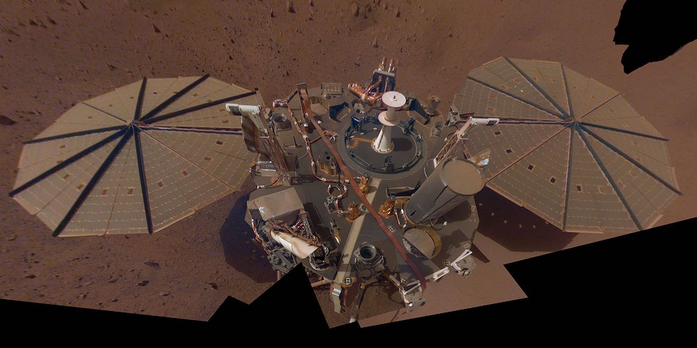 Deze selfie van NASA's InSight lander is een mozaïek van 14 foto's. 