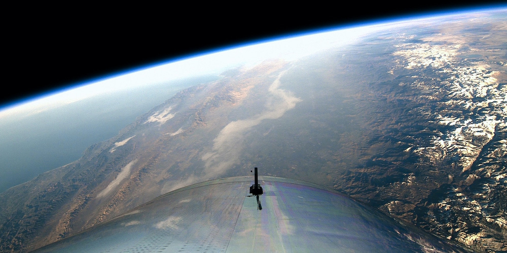 De aarde gezien vanuit het SpaceShipTwo ruimtevaartuig. 