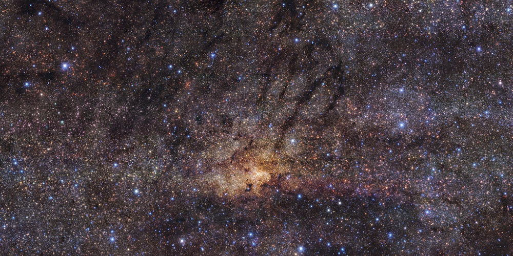 Deze verbluffende foto, gemaakt met het HAWK-I-instrument van ESO’s Very Large Telescope in de Chileense Atacama-woestijn, toon het centrale deel van de Melkweg met een resolutie van 0,2 boogseconde. 