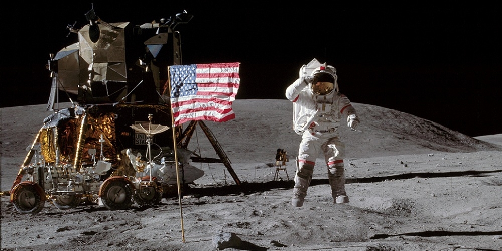 John W. Young tijdens de Apollo 16 Maanlanding