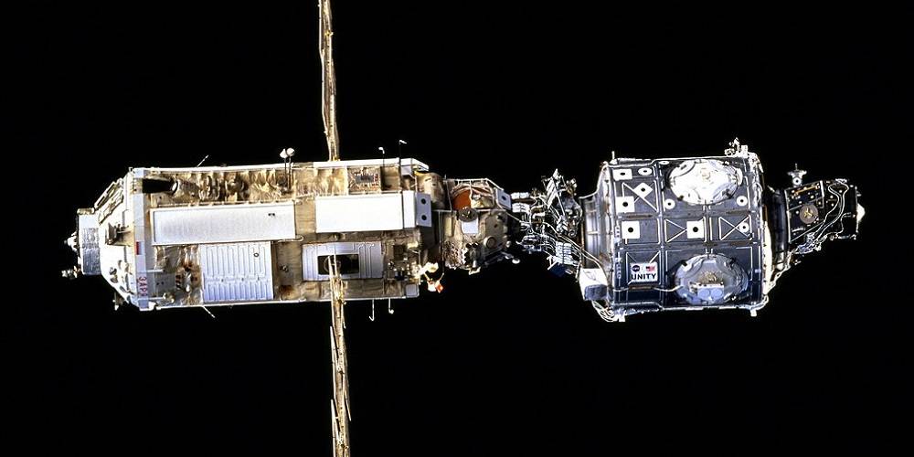 De Amerikaanse Unity module gekoppeld aan de Russische Zarya module.