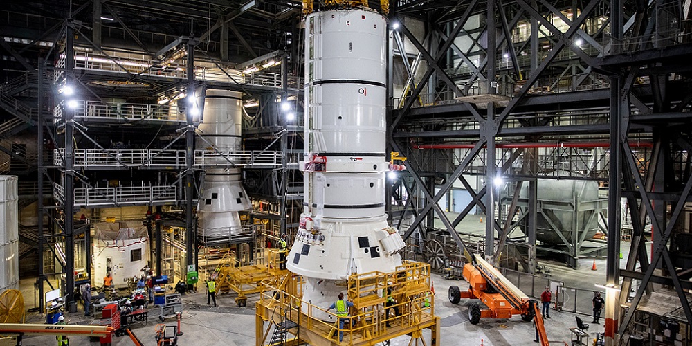 De eerste onderdelen van het Space Launch System (SLS) worden aan elkaar bevestigd.. 