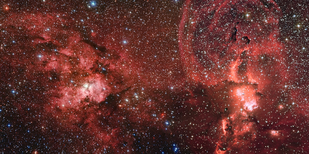Dit mozaïek van afbeeldingen met de Wide Field Imager op de MPG/ESO 2,2-meter telescoop op ESO’s La Silla-sterrenwacht in Chili toont twee  prachtige stervormingsgebieden aan de zuidelijke Melkweg